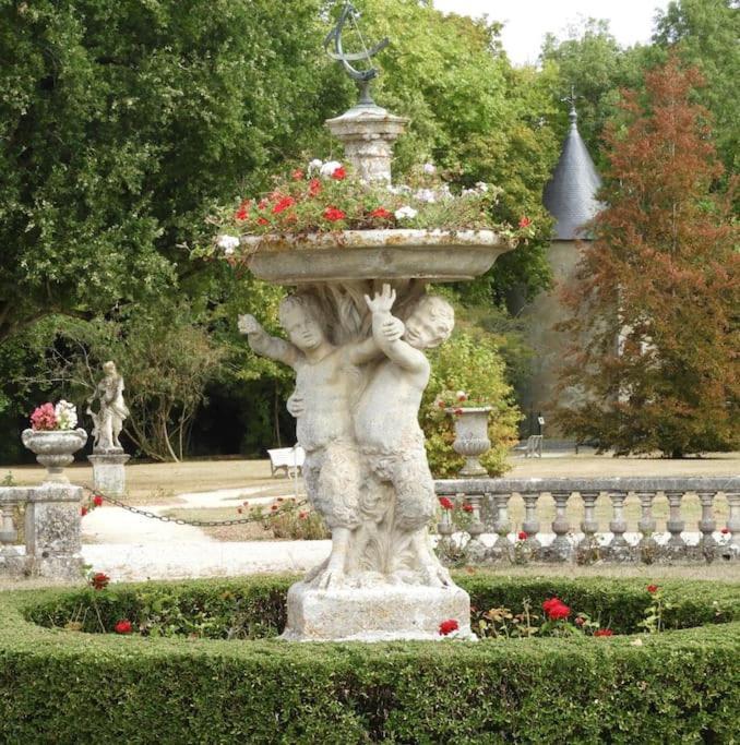 Chateau De Mornay Saint-Pierre-de-l'Isle
