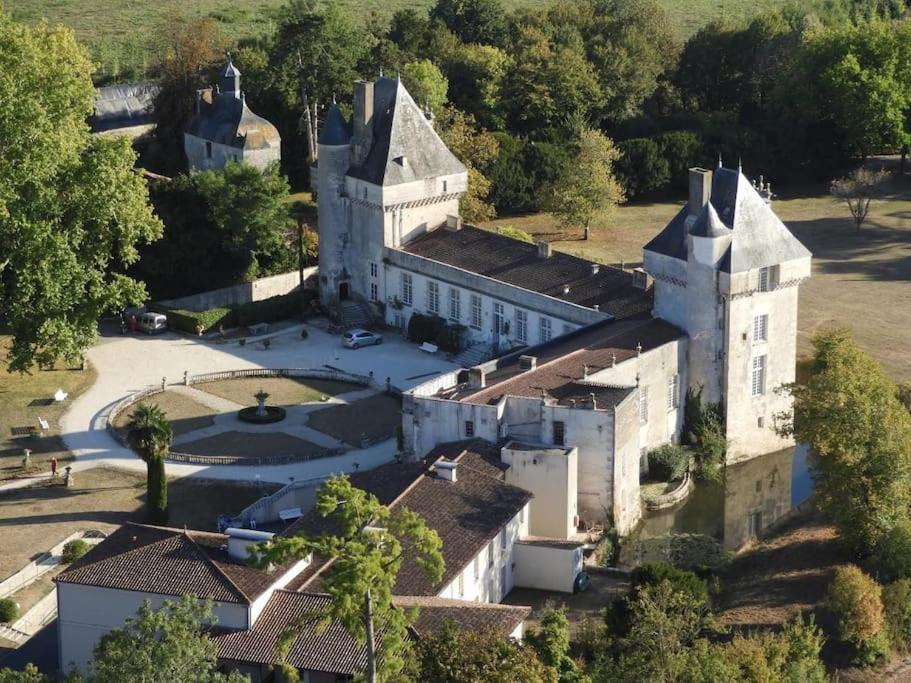 Chateau De Mornay Apartment Saint-Pierre-de-l'Isle